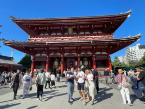 Nos trois kenshis choletais face au Nippon Budokan à Tokyo.